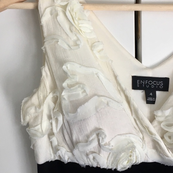 Two-tone embellished appliqué cocktail dress - Picture 4 of 8